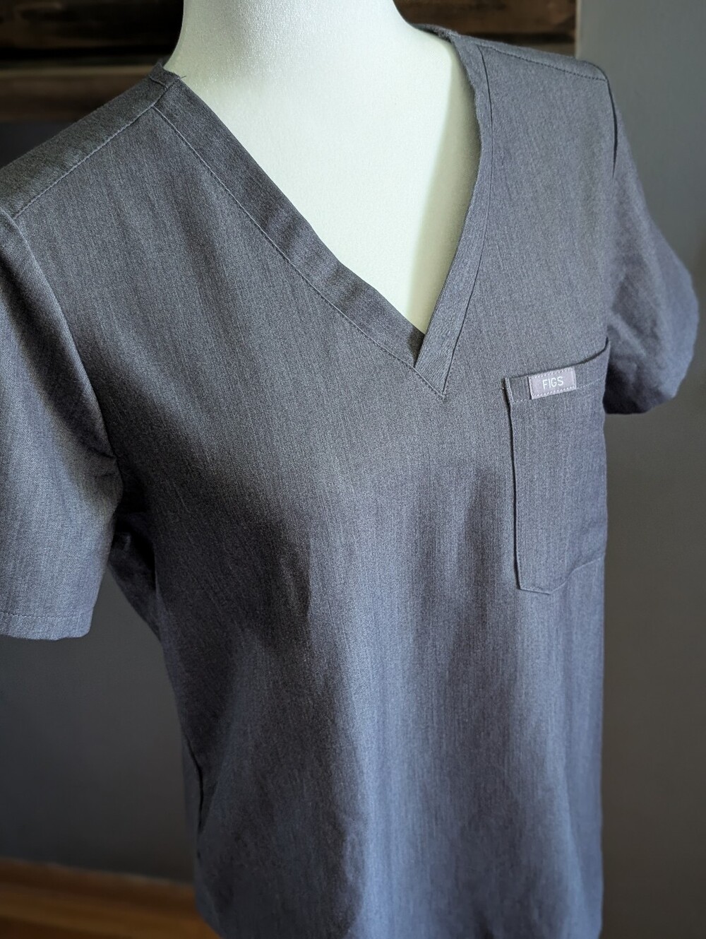 FIGS Technical Collection Casma V-Neck Scrub Top Heather Charcoal Gray Size Smal - Picture 2 of 5